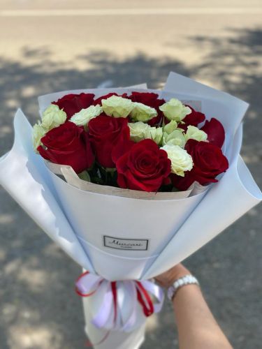 Красные розы с белыми кустовыми розами